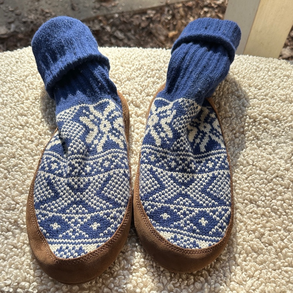 LL Bean Blue and White Knit Slipper Socks W 9-10, M 7.5-8.5